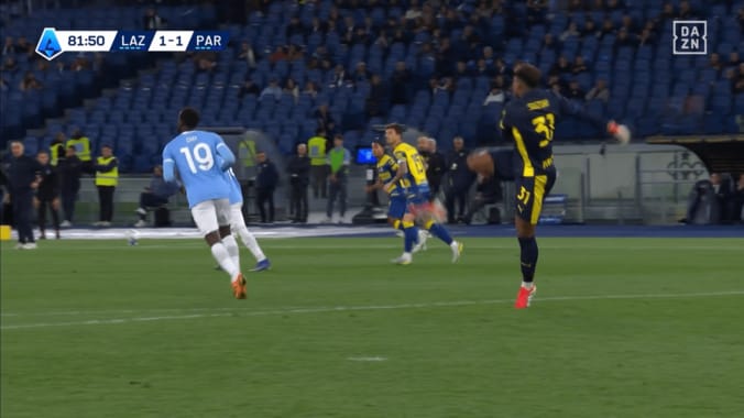 「異次元だ」鈴木彩艶の“70mザイオン砲”で敵陣カオス！？「精度マジでえぐい」衝撃パントキックで決定機演出 4枚目