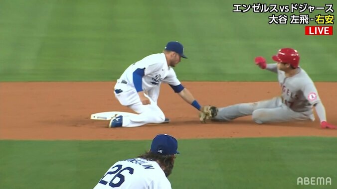 大谷翔平の俊足VSドジャースバッテリー 見応え十分の対決に沸くスタジアム「ナイストライ」「これはキャッチャー完璧」 1枚目