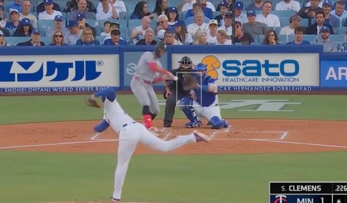 【写真・画像】こんなの絶対打てない！大谷翔平、左殺しの“危険な魔球”「怖すぎ」相手打者の足元をエグる“マン振り三振”「ドン引きだろ」　1枚目