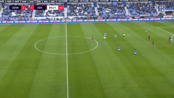 「GKのハンドやろ！」伊東純也が“退場覚悟の妨害”に驚愕「なんちゅー止め方」絶品トラップ→まさかのファウルに遭った一部始終 3枚目