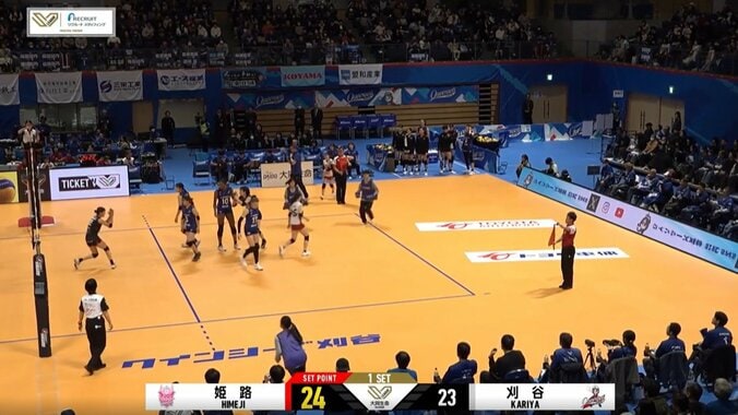 ネットを越えて「ごめんね」と両手を合わせる野中