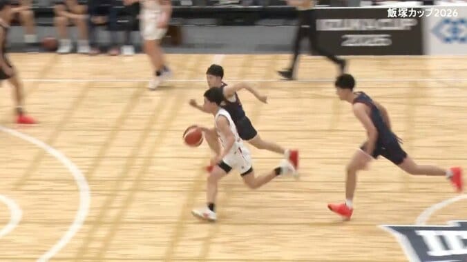 「速すぎる！」開志国際の怪物1年生PG塩谷空冴、2人の間をぶち抜く衝撃ドライブにアリーナ騒然 2枚目