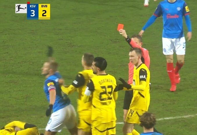 レッドカードを提示されるホルトビー