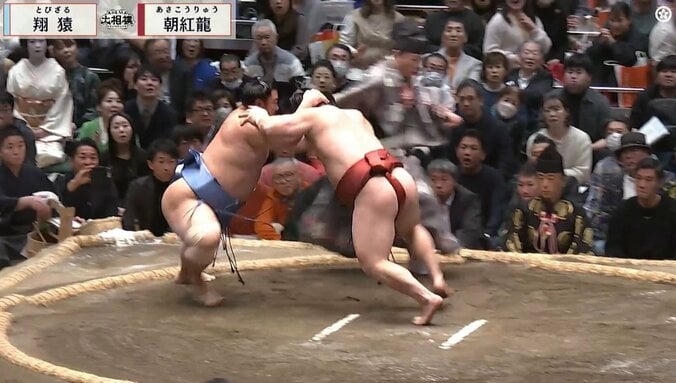 力士が親方にヒップアタック