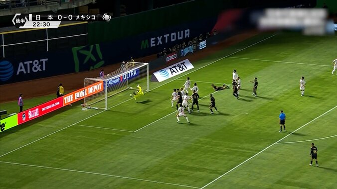 人間やめてる！？ 日本代表GKの“超反応セーブ”にファン驚愕「ザイオン神だ」「反応も伸びも凄い」至近距離弾を弾いた瞬間 4枚目