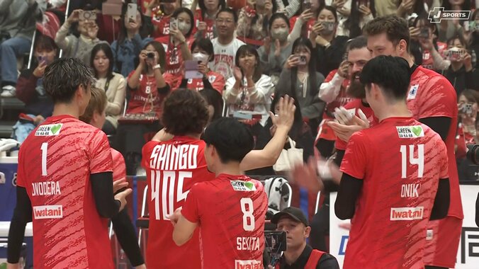 歓喜の輪に加わる香取慎吾