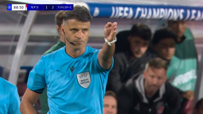 危険！顔面ハイキックを受けてPK獲得「痛そうすぎる」「突っ込んで来てるやんけ」南野拓実の同僚DF“決死のディフェンス”が話題 5枚目