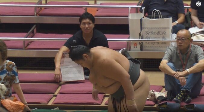 「ずっと待っていたのに」大相撲、電車遅延でまさか…「遅れて来て」「行司は変わらないのか」異例の取組に注目 4枚目