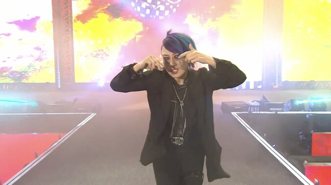 アスカがド派手に入場