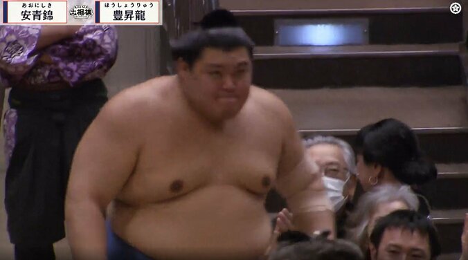 口をグッと結び、決意を新たにする大の里