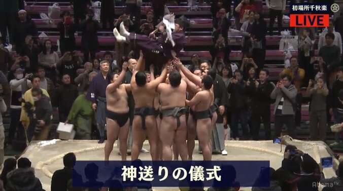 力士が土俵で行司を胴上げする「神送りの儀式」　神事・相撲にある儀式あれこれ 1枚目