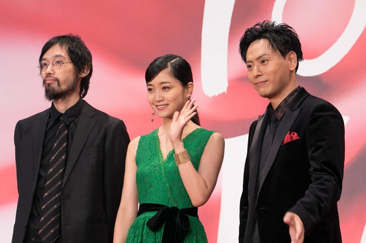 元乃木坂46の深川麻衣、レッドカーペット珍事に爆笑