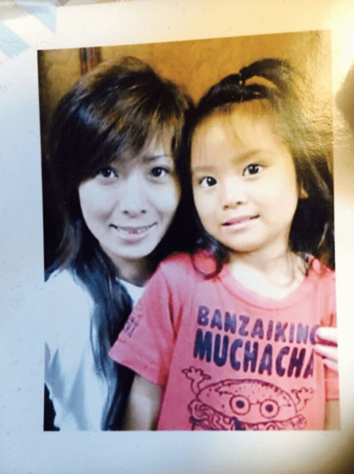 ますおか岡田の妻・幼少期の結実の写真を公開　かわいらしいビキニ姿も