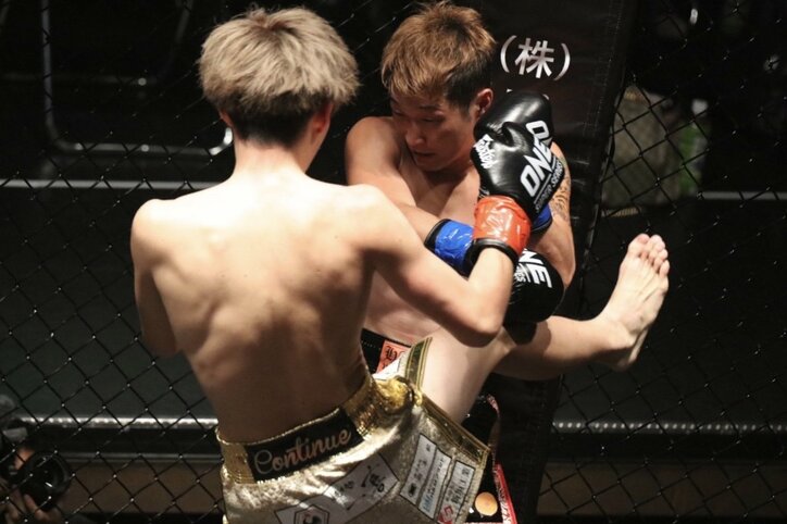 “しょあ”こと有井渚海が「Road to ONE 3rd」でTKO勝ち 観戦した恋ステメンバーが祝福