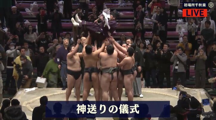 力士が土俵で行司を胴上げする 神送りの儀式 神事 相撲にある儀式あれこれ 相撲 Abema Times