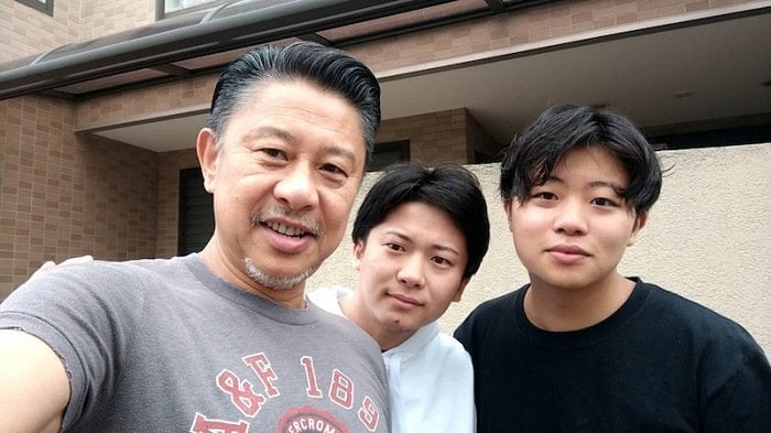 ハイヒールモモコの夫 長男 次男との3ショットを公開 目の保養 イケメン の声 話題 Abema Times