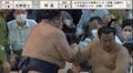 土俵下に落下した対戦相手を心配して…駆け寄り手を差し伸べる力士の姿に相撲ファンほっこり「優しい」「いい光景」