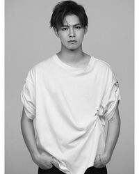 片寄涼太、様々な表情を見せたモノクロショットにファン興奮「え、まって好きすぎる」「どの涼太くんか…なんて選べない」