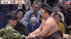 霧島、豊昇龍撃破で「懸賞いっぱい」の圧巻光景　横綱は今場所4位の123本…館内喝采の中、勝利を物語る“分厚い束”に驚き