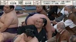 力士2人が土俵下に転落→元高見盛・東関親方に激突→親方がお客さんに「あ、すみません」直後の振る舞いに称賛の声