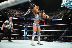 “元ウェイトリフター”女子レスラーが「とんでもない背筋力」で超ド級スープレックス　「よう投げれた」恐るべきパワーに識者も愕然