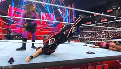 トップ女子レスラー6人を蹂躙！ 巨漢女子レスラーの乱入劇に「人間ダイソン」実況絶句