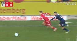 ズドーン！見えねえ… 堂安律、狙い通り“神トラップ”→一瞬でDFをぶち抜く瞬間 “ワンタッチ”で勝負あり… 一気に急加速してボックス侵入