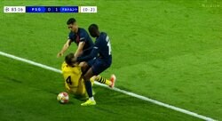 「退場だろ！」突き飛ばし＆膝蹴りの“蛮行”に批判殺到！ ハキミとデンベレがドルトムントDFにイライラを爆発させた瞬間「悪い子たち」「古巣相手になんてことを」