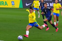 衝撃…なでしこジャパンを切り裂く“強烈スーパーゴール”「敵ながらあっぱれ…」「すごいコース」「悔しいけど綺麗にやられた」ブラジル19歳新星にファン脱帽