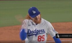 ブチギレて顔面殴打！ド軍右腕に“異変”… 衝撃の光景「怖すぎ」「どうした？」 想定外のリアクションが話題に