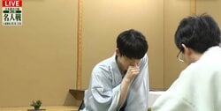 藤井聡太名人、恐怖の“勝ち確”ポーズ？解説者「これは危険です！」「気づいた時にはもう…」名人戦第1局で衝撃の逆転先勝