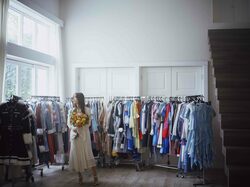 日向坂46佐々木久美、歴代衣装と並ぶ美しいワンピース姿 1st写真集から先行カット第10弾