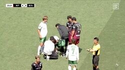 「まじで危ないって」東京Vの流血アクシデントにスタジアム騒然　競り合いで肘が顔面直撃→無念の交代「軽症であってほしい」ファンも沈痛