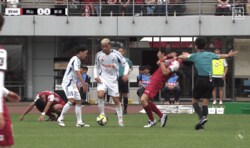 「レッドだろ！」新潟DFが激昂→岡山DFの喉元を突き飛ばす…「報復行為で普通に暴力」「ベテランがやることじゃない」振る舞い＆判定に批判殺到「なんで舞行龍だけイエロー？」