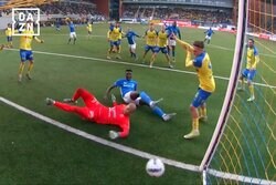 疑惑の判定！ 小久保玲央ブライアンが“神の手”で失点？ 味方FW激怒「手でゴールを決めた！」監督も「ハンドに見えたが…」