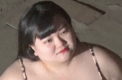 ヒョウ柄紐ビキニの人気女性芸人、わがままボディあらわな姿に驚きの声「ヌードやん」「寒いでしょ」