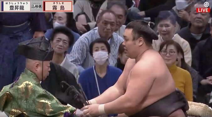 【写真・画像】横綱・豊昇龍、“憮然”たる表情　一礼直後に花道で…霧島と対照的な背中、天を仰ぎ「ああ…首を捻りました」実況も思わず伝える　1枚目