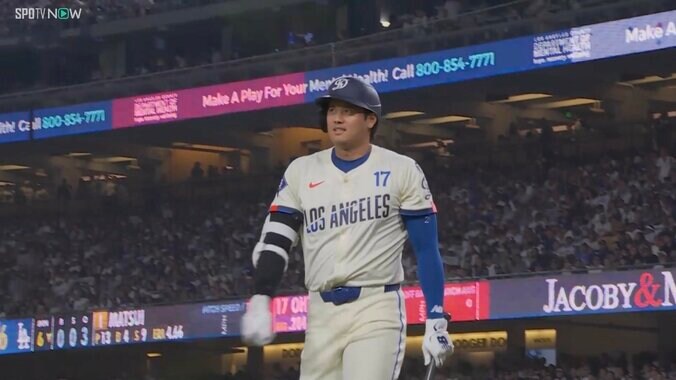 悔しそうにベンチへ引き下がる大谷