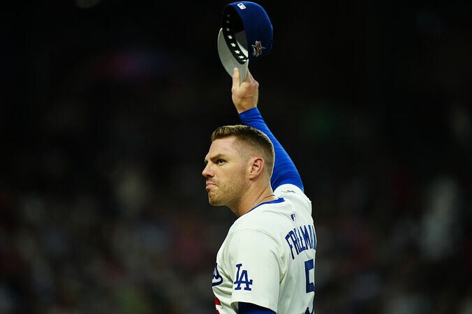 【写真・画像】「お帰りなさい！」フリーマンの登場で広がった“感動光景”…オールスターで帰還した“英雄”に球場総立ち　1枚目