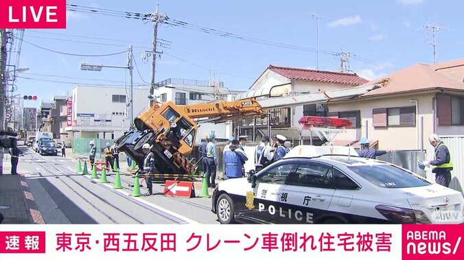 横転したクレーン車