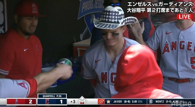 大谷翔平のイケメン後輩が逆転2ランでご無沙汰だったウォータースプラッシュが復活！嬉しそうな本人の後ろでとばっちり受けた選手は微妙な表情「嫌がってるやん（笑）」 1枚目