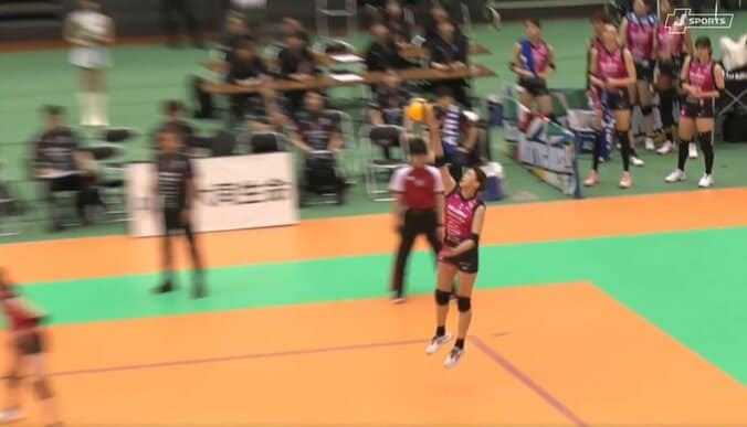 歓喜の美女選手、真顔から突如見せた“変顔” 女子バレー、サービスエースでコート上にほっこり“珍”光景 3枚目