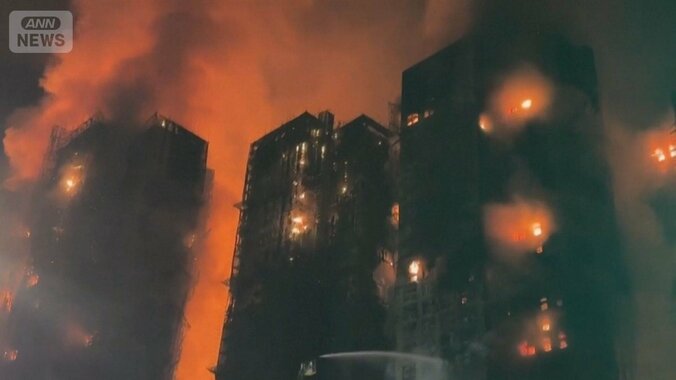 香港マンション大規模火災　竹製の足場伝って燃え広がったか　死者36人行方不明279人 1枚目