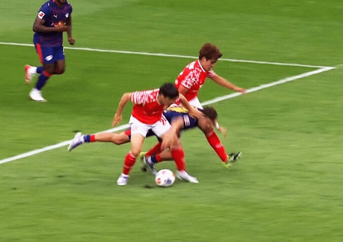 【写真・画像】嘘だろ！？ 菅原由勢、超決定機でシュート失敗…「それは決めてくれ」「最高のパスだったのに」本人もファンも頭を抱えた瞬間　1枚目