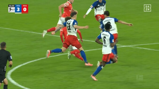 「ひどい判定」佐野海舟の失点関与が物議…「ファウルないの？」激しい体当たりがノーホイッスルでファン疑問視 4枚目