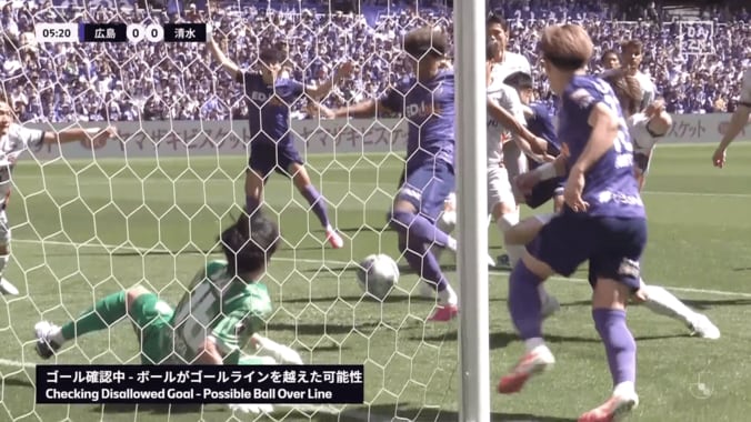 「また誤審ですか…」「入ってません」広島vs清水の“ノーゴール判定”でSNS大論争！ゴールライン上の判別困難シーン 4枚目