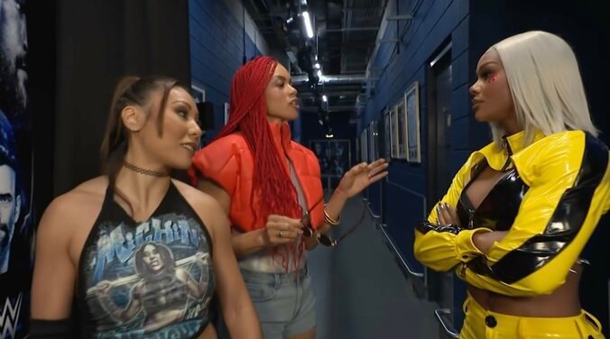 ミチン（写真左）らと会話を交わすジェイド