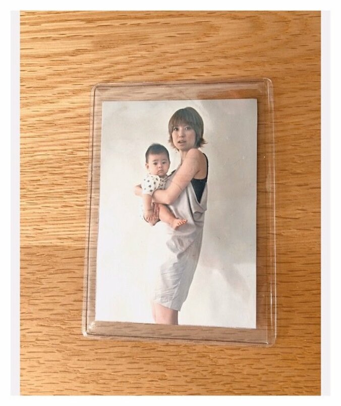 hitomi、約11年前の懐かしい親子写真を公開「ヘアスタイルも時代を感じます」 1枚目