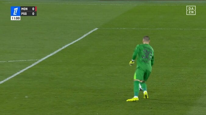 「流石にこれは」「試合が壊れたかと」まさかの判定にファン物議！南野拓実の同僚がGKの足を踏み抜く危険スライディング「完全に足裏見せてるやん」 4枚目