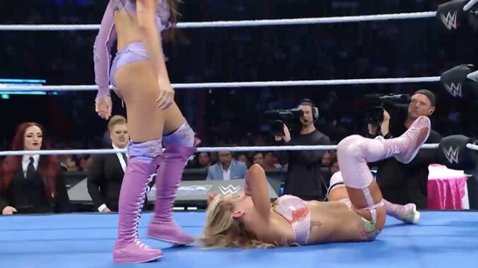 チェルシーに返されたシャーロットはコーナーに激突し悶絶